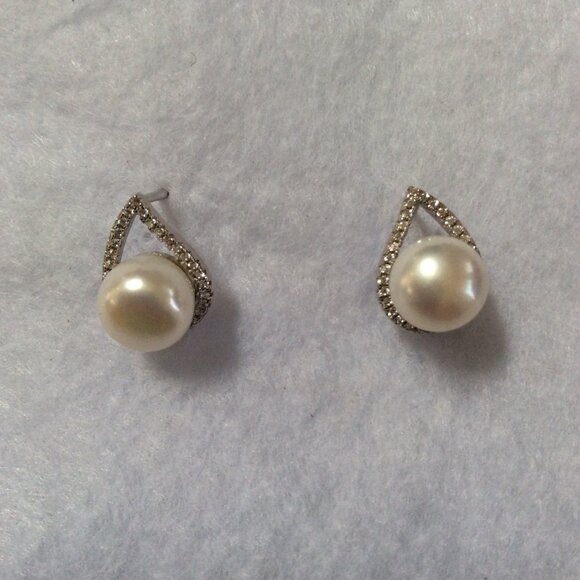 NWT 14K WHITE GOLD Round White Pearl 12mm Earrings MSRP $495 - Picture 1 of 5